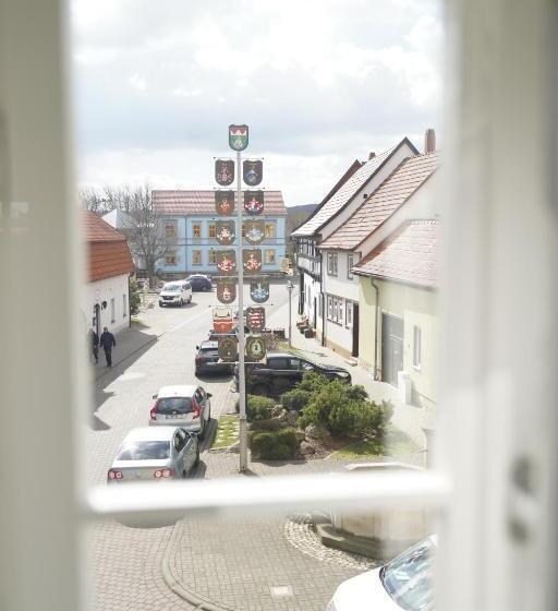 Номер Стандарт, Quartier Goldener Löwe