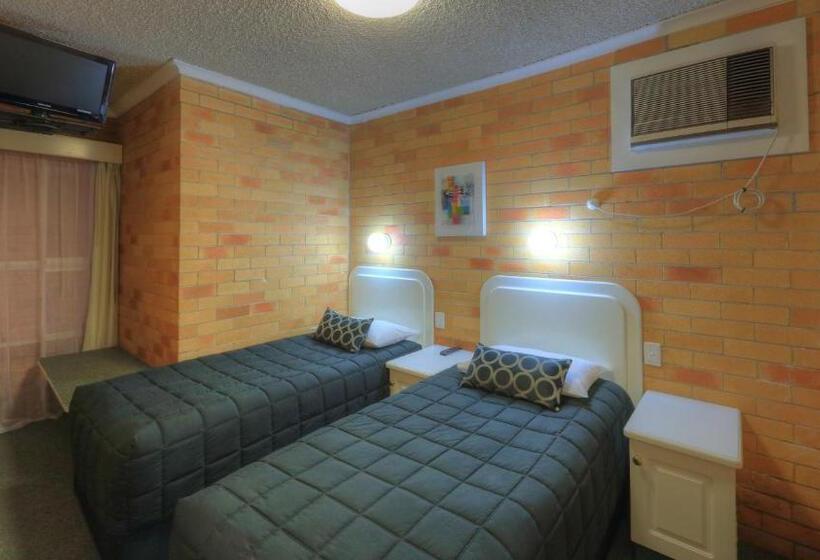 패밀리 룸, Cousins Motor Inn