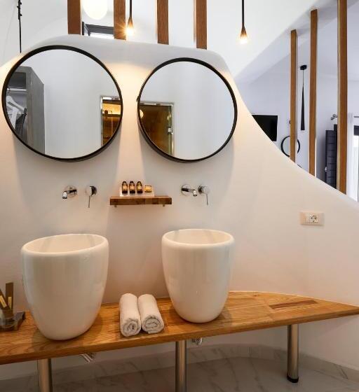 Suite con Hidromasaje, Oia Suites