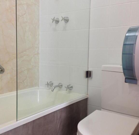 标准间, Centennial Inn On Bathurst