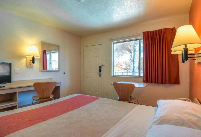 장애인을 위한 스탠다드 룸, Motel 6 Jurupa Valley, Ca   Riverside West