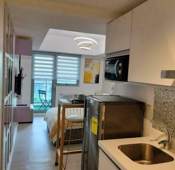 استودیو استاندارد با چشم‌انداز استخر, Azure North Monaco Tower