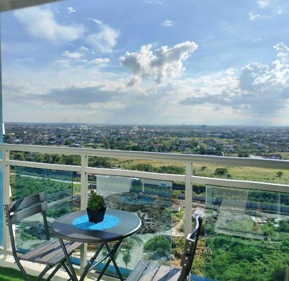 استودیو استاندارد با چشم‌انداز استخر, Azure North Monaco Tower