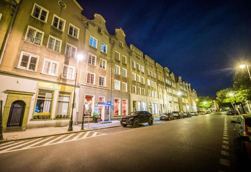اتاق استاندارد با سرویس بهداشتی مشترک, Wide Street