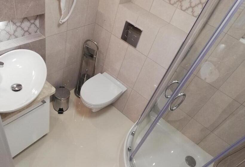اتاق استاندارد با بالکن, U źródeł