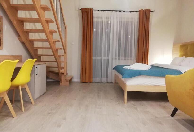 اتاق استاندارد با بالکن, U źródeł