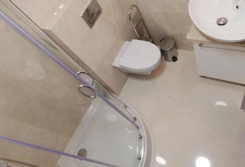 اتاق استاندارد, U źródeł