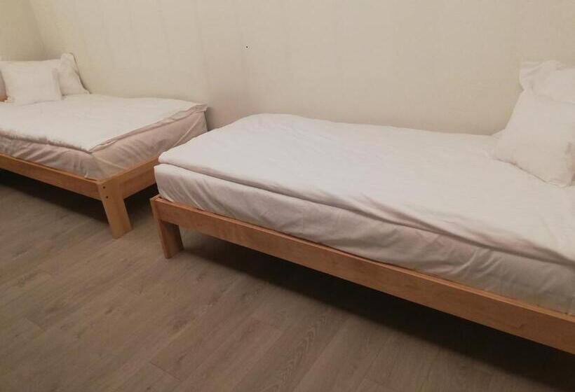 اتاق استاندارد, U źródeł