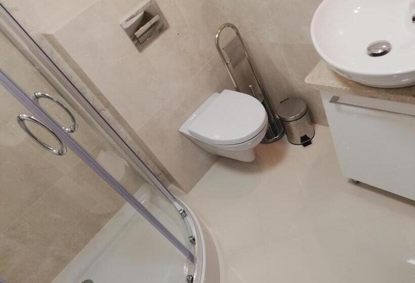 اتاق استاندارد با بالکن, U źródeł