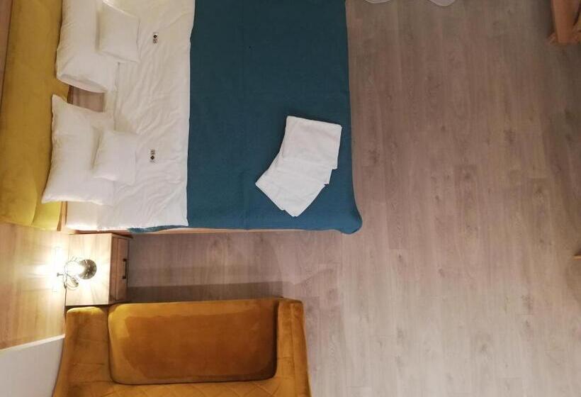 اتاق استاندارد با بالکن, U źródeł
