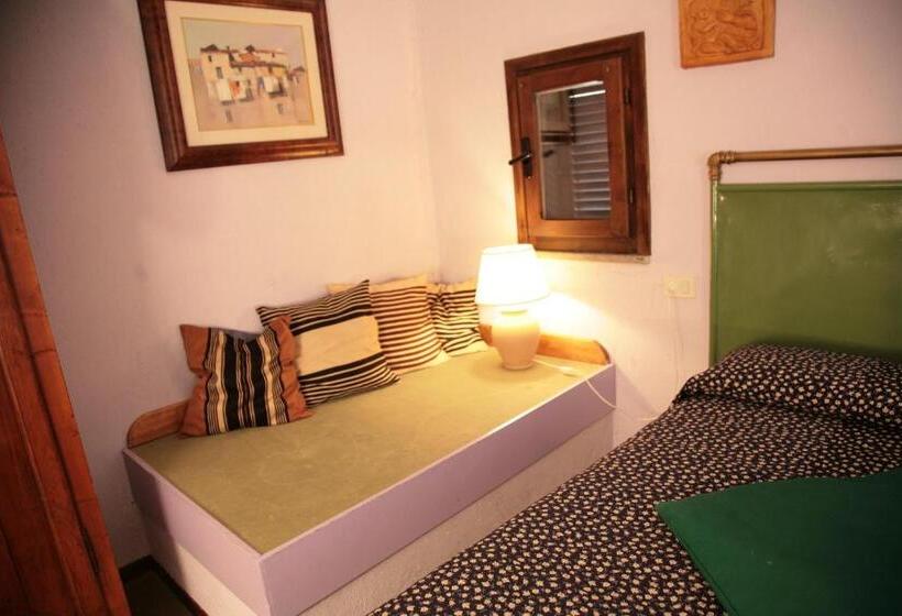 اتاق استاندارد سه نفره, Malvarina