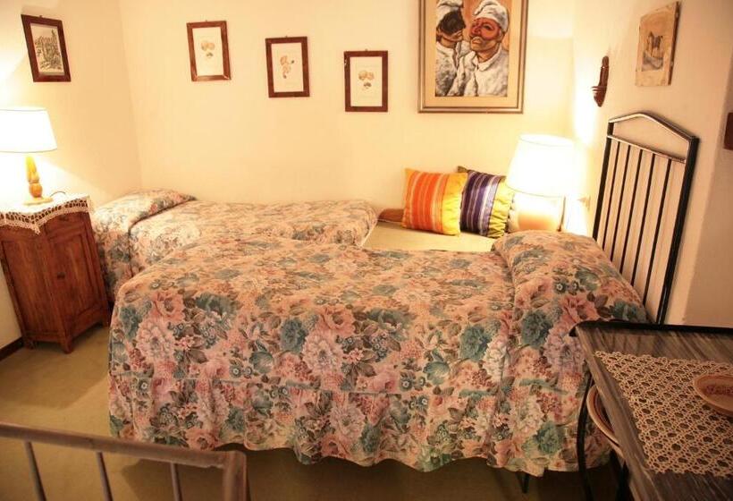 اتاق استاندارد سه نفره, Malvarina