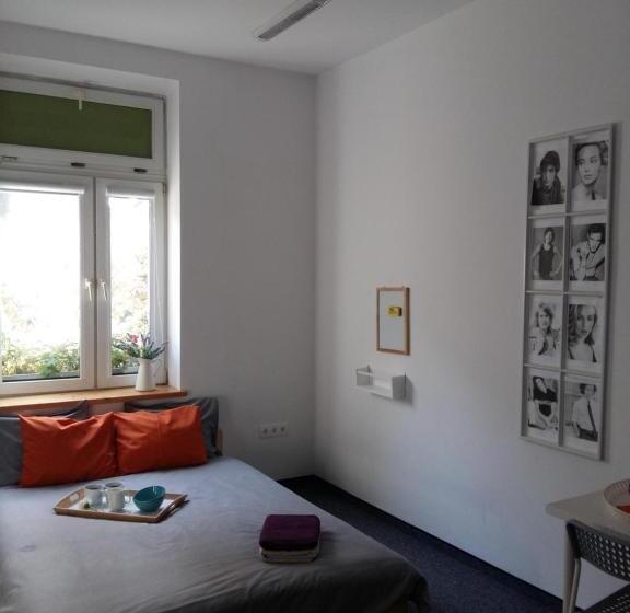 اتاق خانوادگی, Master Corner Apartment