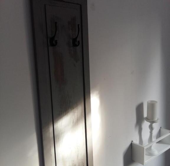 اتاق خانوادگی, Master Corner Apartment