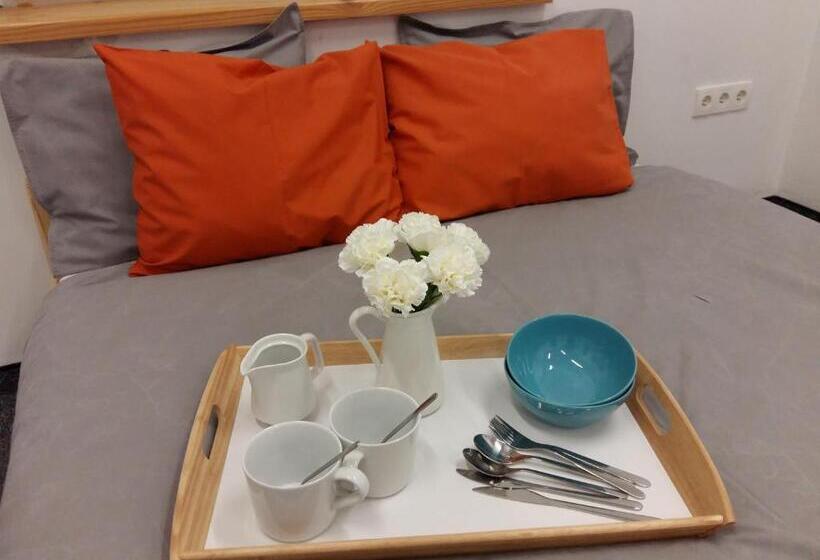 اتاق خانوادگی, Master Corner Apartment