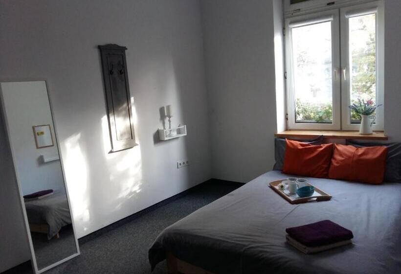 اتاق خانوادگی, Master Corner Apartment