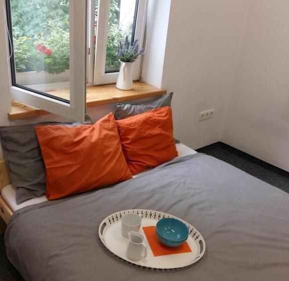 اتاق خانوادگی, Master Corner Apartment