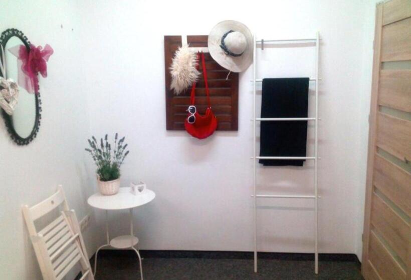 اتاق عادی, Master Corner Apartment