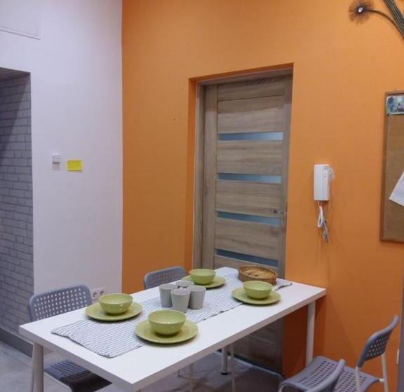 اتاق اکونومی, Master Corner Apartment