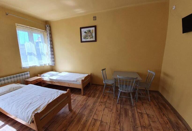 Economy Triple Room, Dom Turysty Pttk W Bielsku   Białej