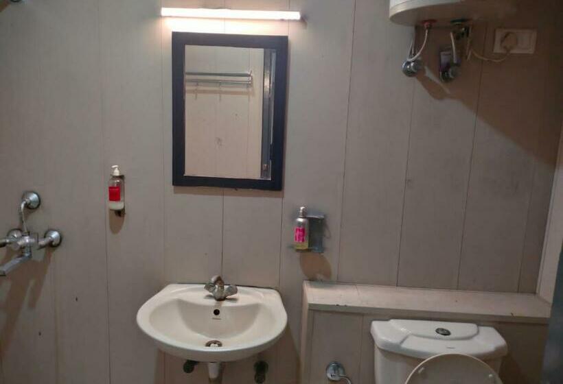 Quarto Superior, Divine Inn Couple Friendly Hotel Near Sector 51 Metro Station