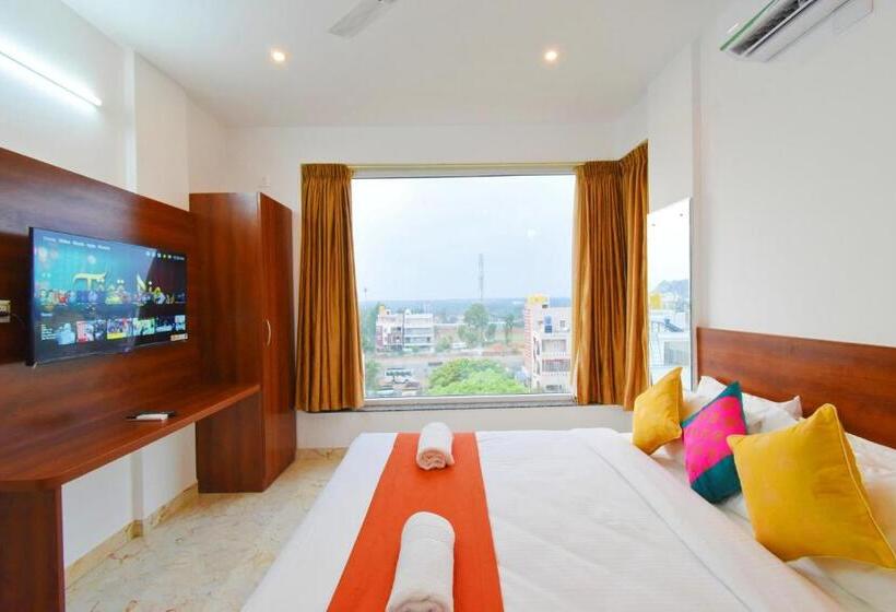 带大床的豪华间, Keerthis Royal Suites Kempegowda International Airport