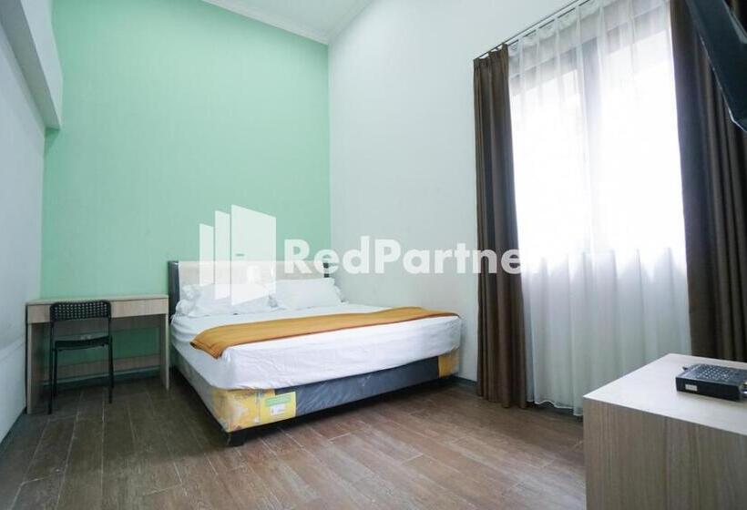 Quarto Estandar, Toba Mansion Syariah Near Benhil Redpartner