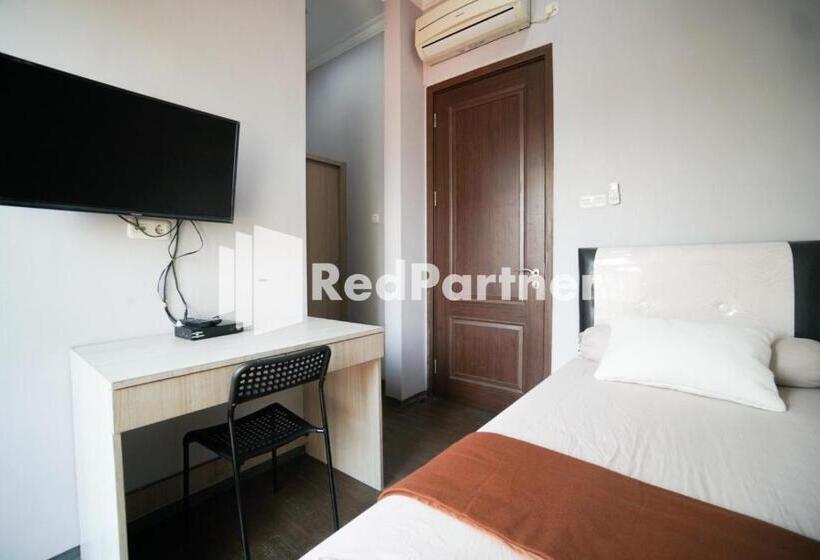 Quarto Estandar Individual, Toba Mansion Syariah Near Benhil Redpartner