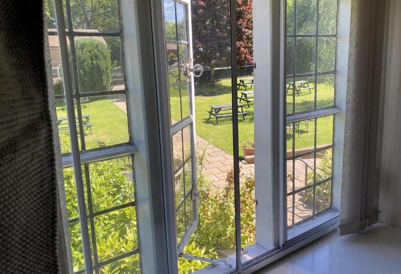 Номер Deluxe, The Crown & Victoria Bed & Breakfast