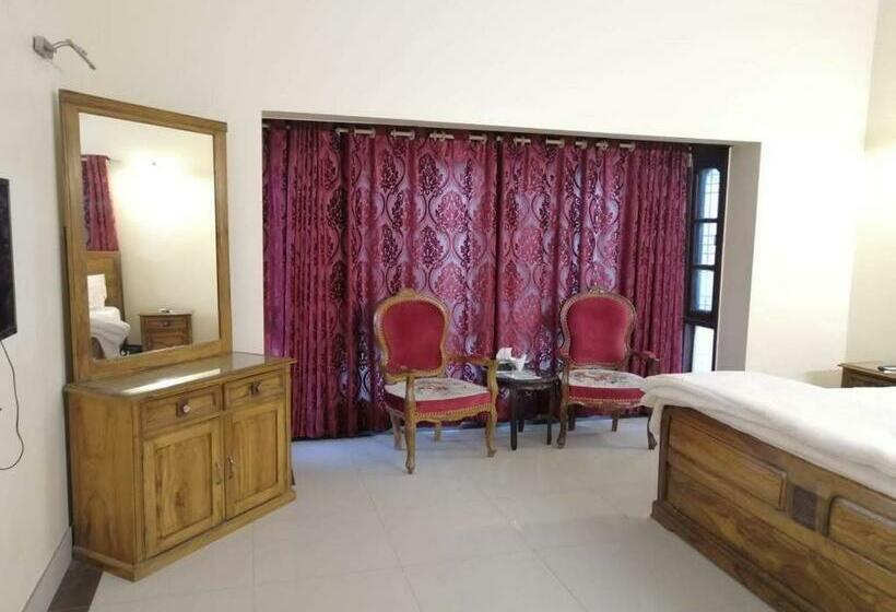 اتاق لوکس, Inn