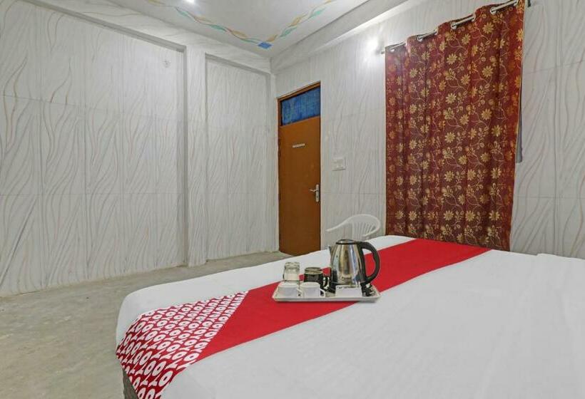 חדר קלאסי לשלושה, Flagship Sana Guest House Near Chaudhary Charan Singh International Airport