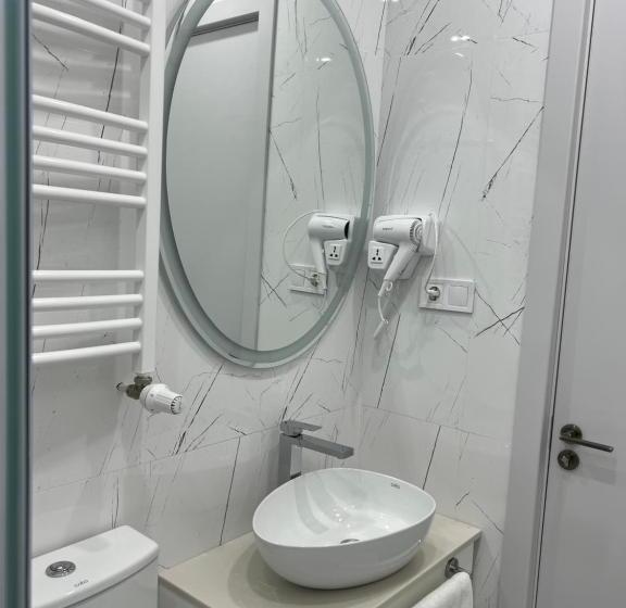 اتاق استاندارد با تخت بزرگ, Babi