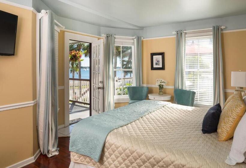스위트 킹사이즈 침대, Bayfront Marin House