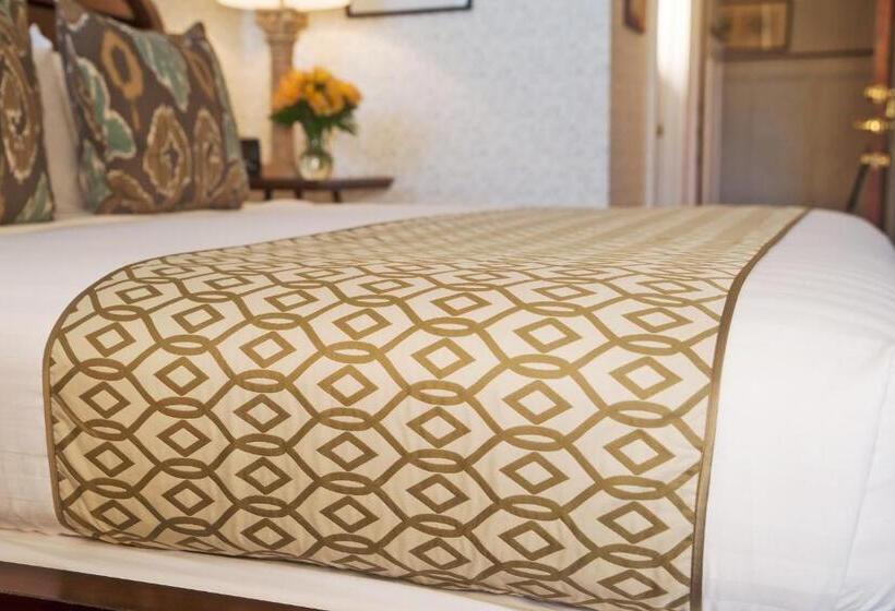 스탠다드 룸 킹사이즈 침대, Elizabeth Pointe Lodge