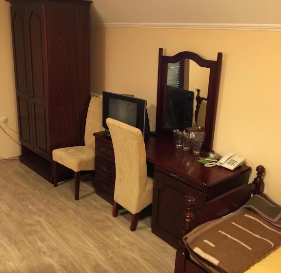 اتاق لوکس سه تخته, Bed & Breakfast Karavan