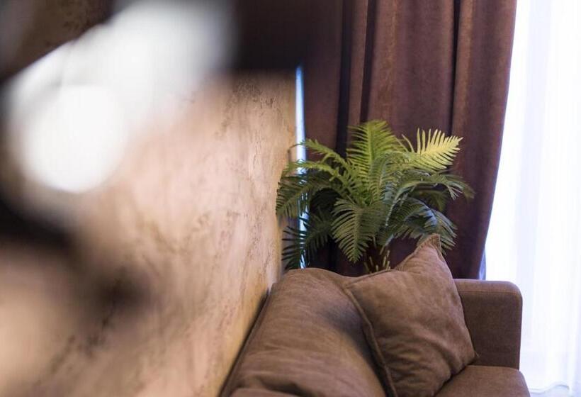 سوئیت با وان آب گرم, Empire Luxury Apartments