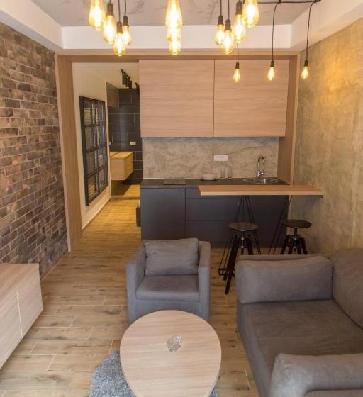سوئیت با وان آب گرم, Empire Luxury Apartments