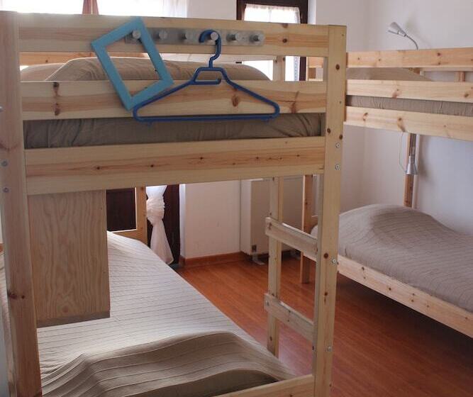 Кровать в Многоместном Номере с Общей Ванной, Ericeira Chill Hill Hostel & Private Rooms   Peach Garden