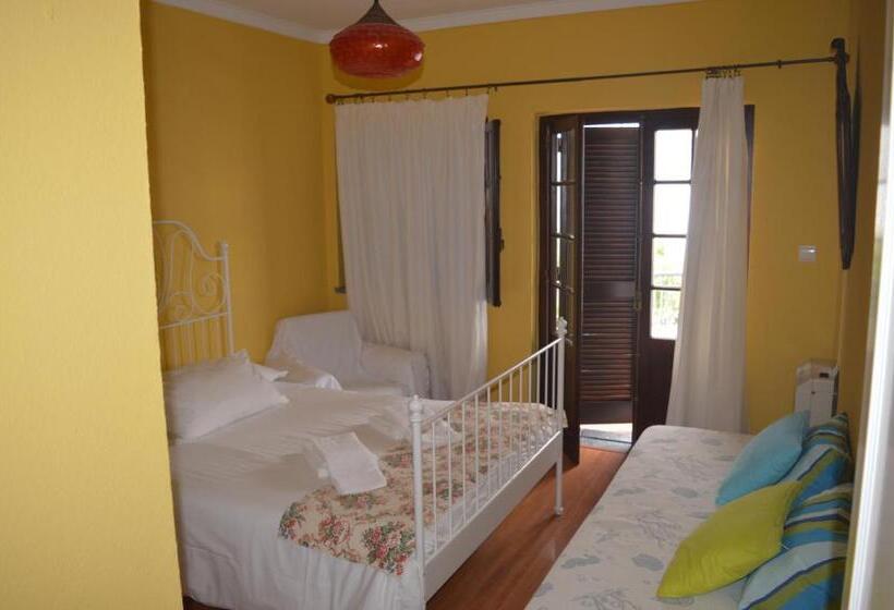 Номер Стандарт Совместная Ванная, Ericeira Chill Hill Hostel & Private Rooms   Peach Garden