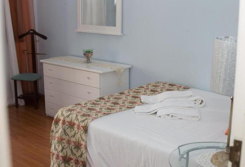 Номер Стандарт с Балконом, Ericeira Chill Hill Hostel & Private Rooms   Peach Garden