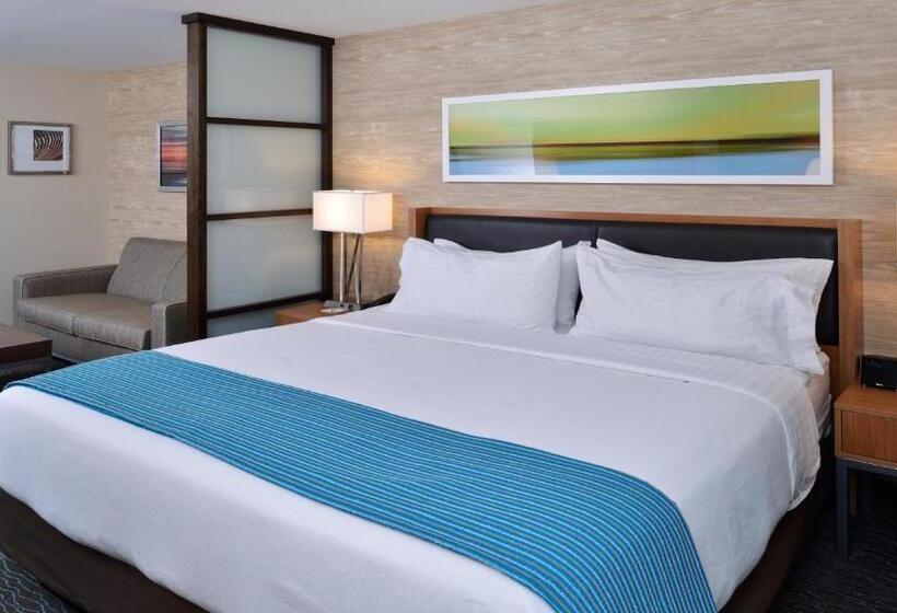 Люкс Кровать Кинг, Holiday Inn Hotel & Suites Edmonton Airport Conference Centre, An Ihg
