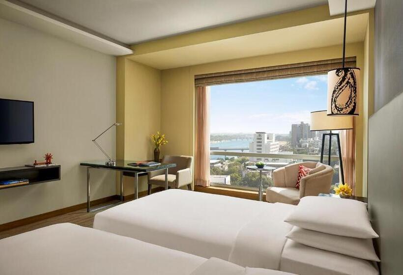 اتاق کلاب, Hyatt Regency Ahmedabad