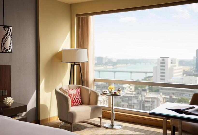 اتاق کلاب, Hyatt Regency Ahmedabad