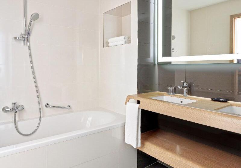 اتاق لوکس با بالکن و چشم‌انداز دریا, Sheraton Dubrovnik Riviera