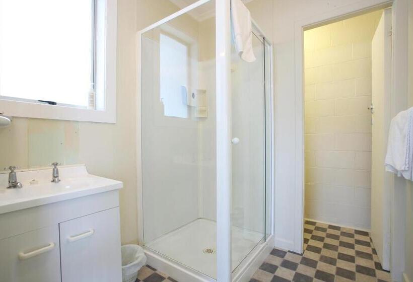 Студия Стандарт, Queens Park Motels