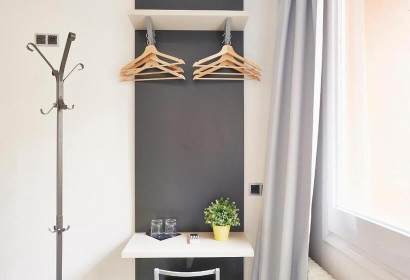 Habitación Estándar con Balcón, Free Hostels Barcelona