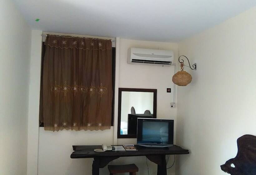 اتاق استاندارد سه نفره, Kuching Waterfront Lodge