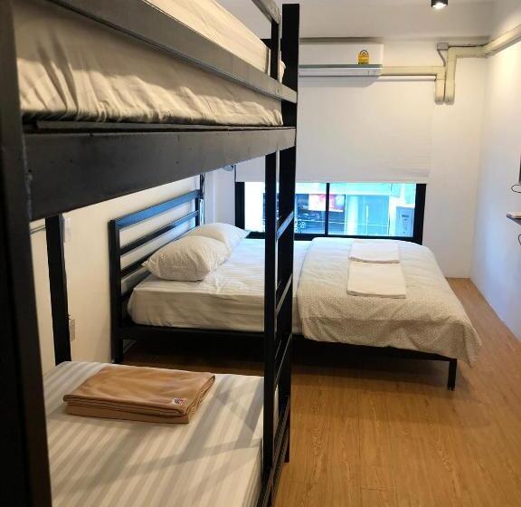 패밀리 룸 공용 욕실, Labkoff Cafe And Hostel