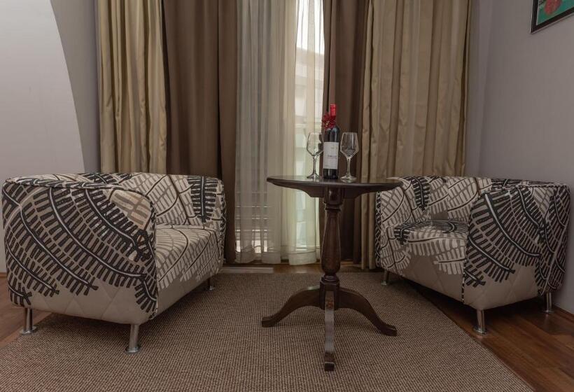 اتاق لوکس با وان آب گرم, Dolce International