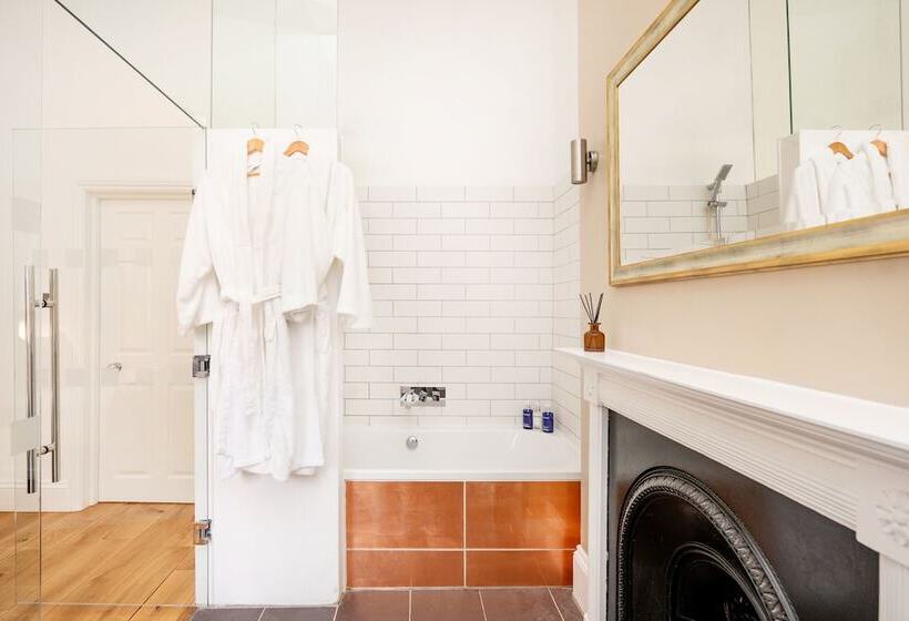 디럭스 스위트, Berkeley Suites